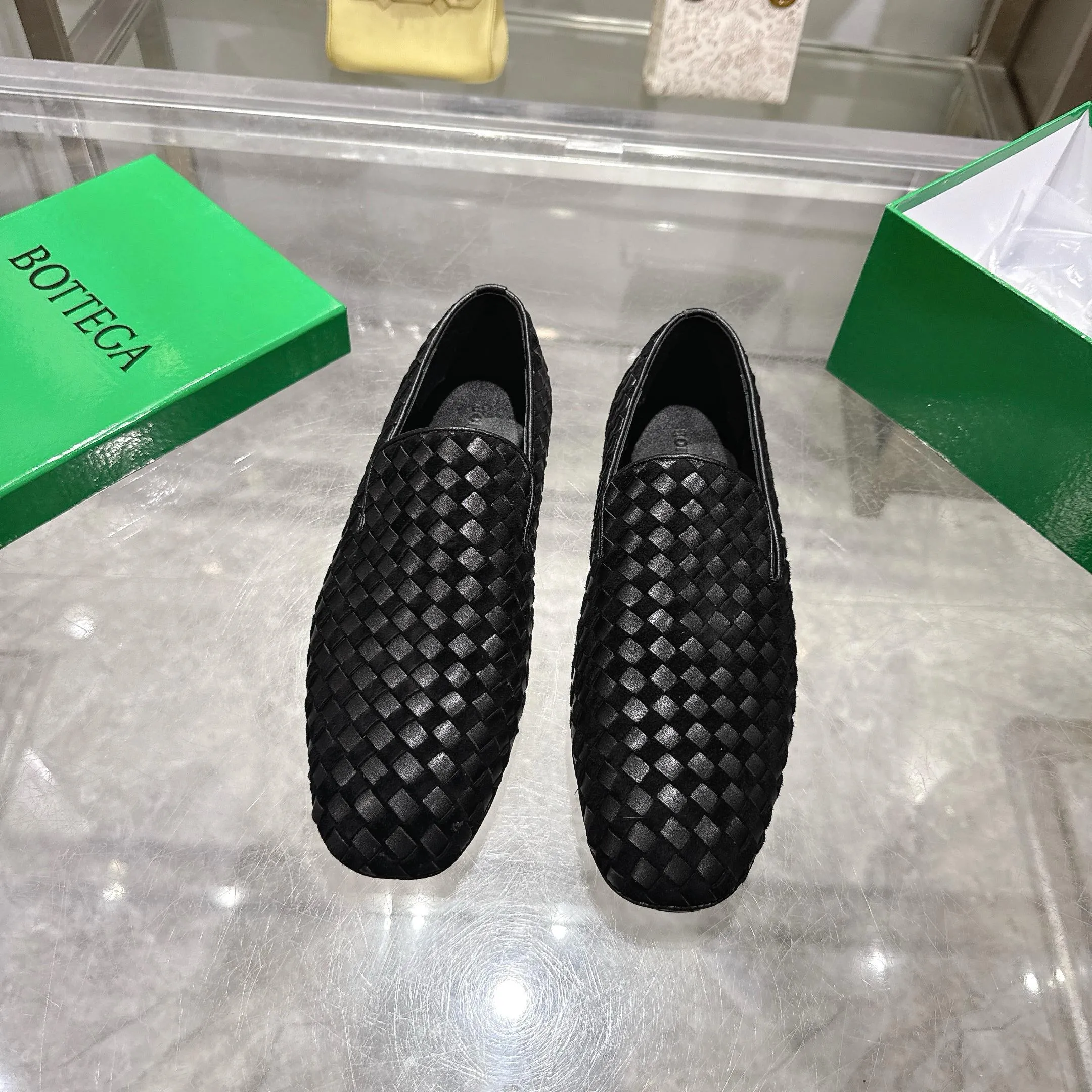 [BV] Top P: 760💰Size for couples: Female 35-39 Male 39--44 (Female 40. Male 38.45.46.47 customization is not returnable) [Note‼ ️] Add 💰 to size 46, add 💰 to size 47. Bottega Veneta's 2025 autumn counter synchronized genuine leather outsole classic woven half-drag couple model Bottega Veneta square toe flat shoes, imported mixed sheepskin, imported sheep! Leather outsole! [Rose][Rose]! Purely hand-woven and operated, the original board is reproduced one-to-one! quality assurance!